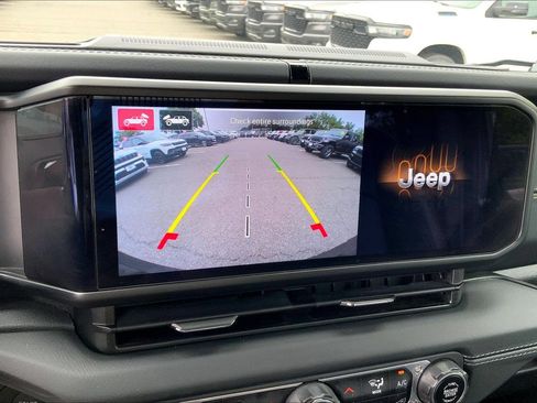 Used 2024 Jeep Wrangler Unlimited Sahara w/ Technology Group AWD/4WD image 28