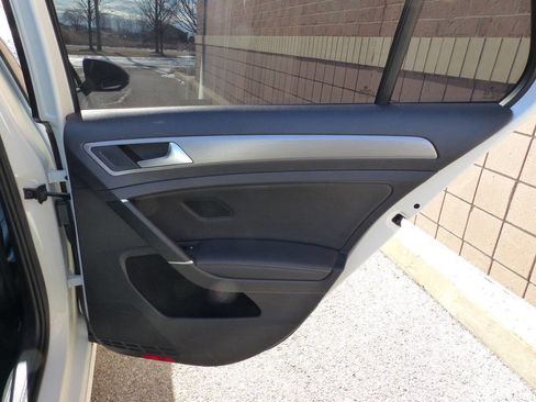 Used 2017 Volkswagen Golf SE image 40