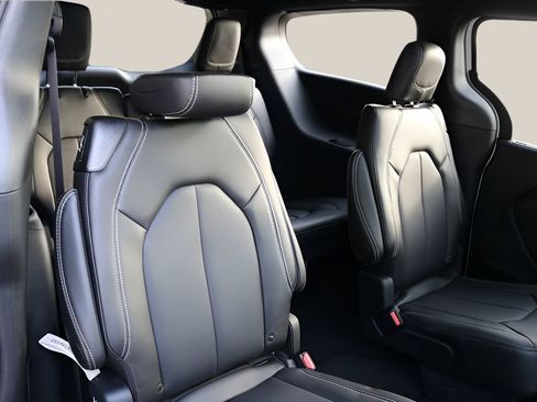 New 2026 Chrysler Pacifica Select FWD image 20