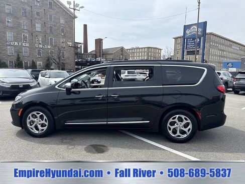 Used 2023 Chrysler Pacifica Limited FWD image 11