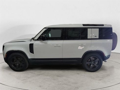 New 2024 Land Rover Defender 110 SE image 2