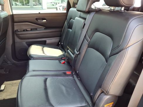 Used 2023 Nissan Pathfinder SL AWD/4WD image 14
