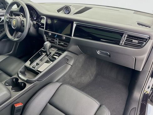 Certified 2025 Porsche Macan AWD/4WD image 32