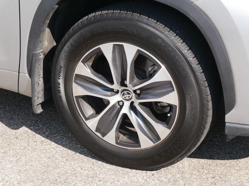 Used 2021 Toyota Highlander XLE AWD/4WD image 15