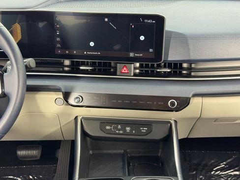 Used 2025 Kia Carnival EX image 24