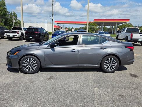 Used 2024 Nissan Altima 2.5 SV FWD image 2