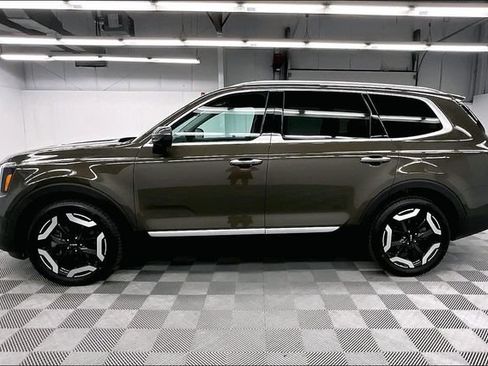Used 2025 Kia Telluride S FWD image 13