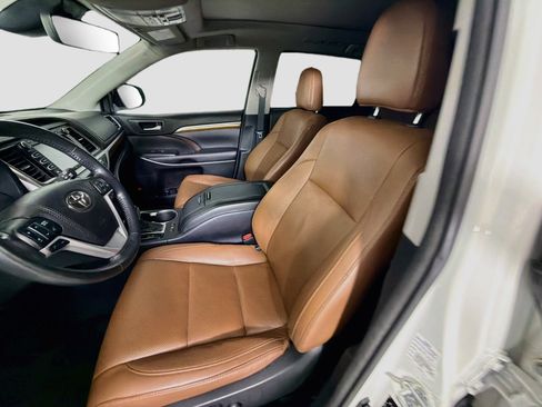 Used 2018 Toyota Highlander Limited Platinum FWD image 13