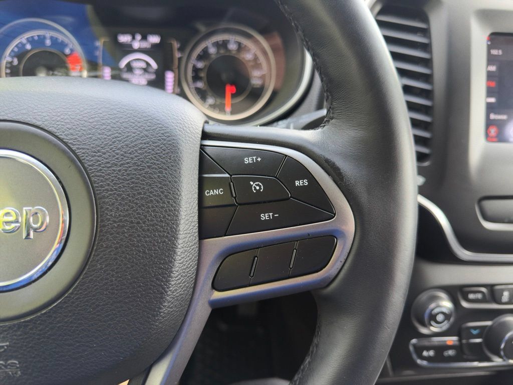 Used 2019 Jeep Cherokee Latitude Plus w/ Cold Weather Group AWD/4WD image 11
