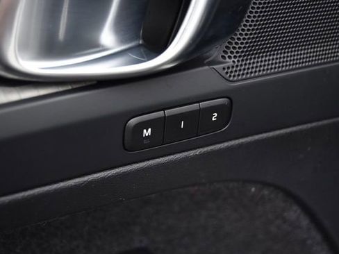 Used 2023 Volvo XC40 B5 Core image 9