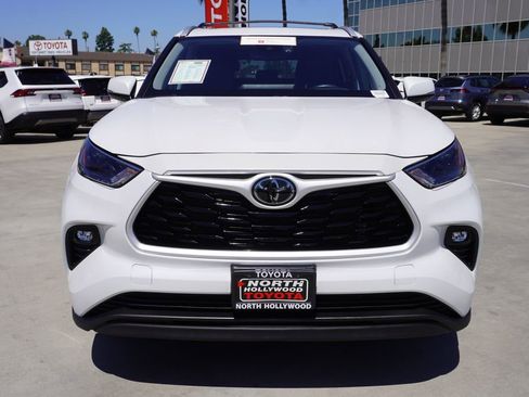 Certified 2024 Toyota Highlander XLE FWD image 3