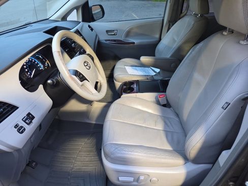 Used 2012 Toyota Sienna XLE image 10