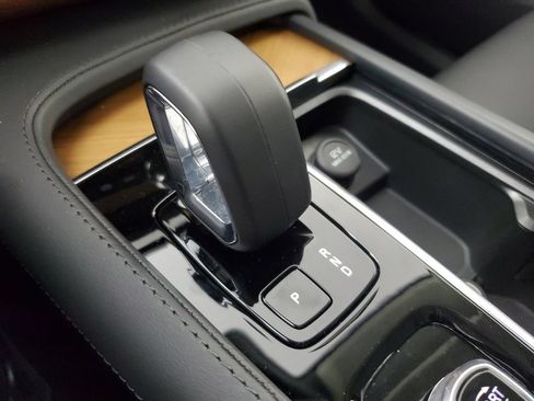Used 2024 Volvo XC90 B5 Plus AWD/4WD image 34
