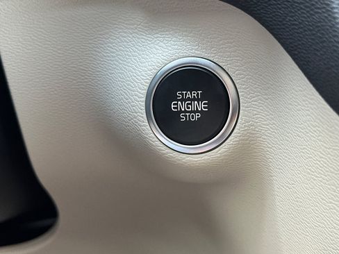 Certified 2025 Volvo XC40 B5 Plus AWD/4WD image 28