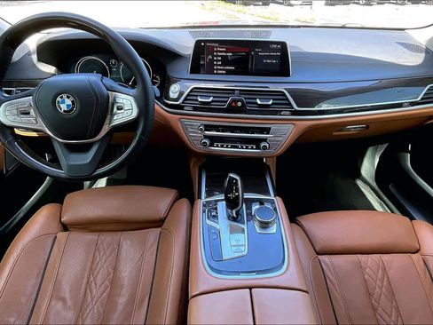 Used 2019 BMW 750i image 16