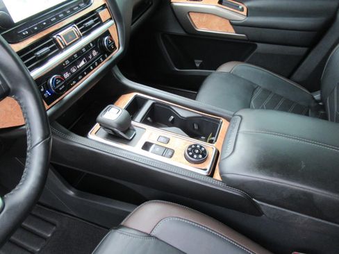 Used 2024 Nissan Pathfinder Platinum w/ Cargo Package AWD/4WD image 16