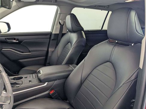 Used 2022 Toyota Highlander XLE image 14