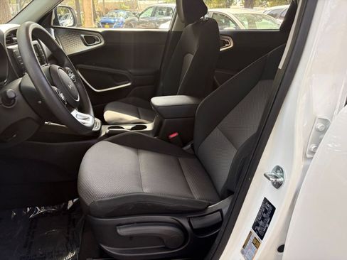 Used 2025 Kia Soul LX w/ LX Technology Package FWD image 24