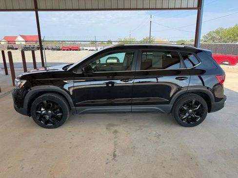 Used 2023 Volkswagen Taos SE w/ Panoramic Sunroof Package AWD/4WD image 4
