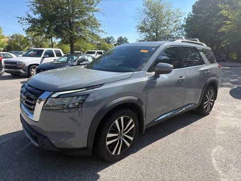 Used 2024 Nissan Pathfinder Platinum FWD image 1