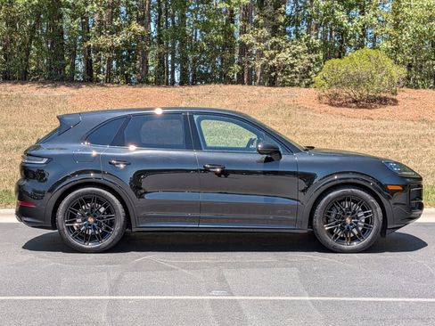 Certified 2025 Porsche Cayenne GTS AWD/4WD image 33
