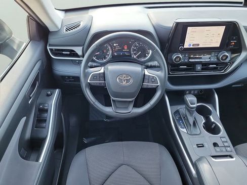 Used 2023 Toyota Highlander LE image 17