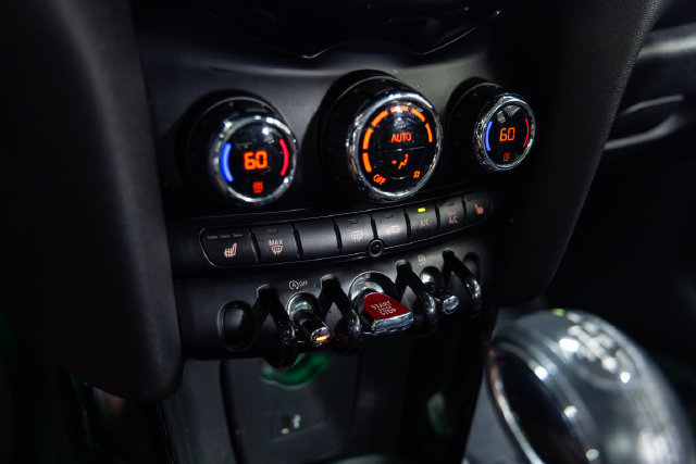 Used 2019 MINI Cooper 4-Door Hardtop w/ Storage Package FWD image 18