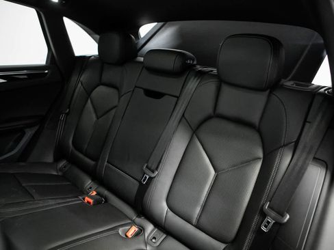 Certified 2025 Porsche Macan AWD/4WD image 32