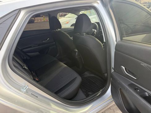 Used 2021 Hyundai Elantra SE image 27