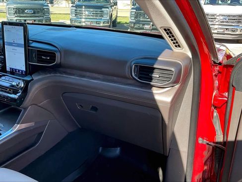 Used 2023 Ford Explorer Platinum w/ Technology Package image 17