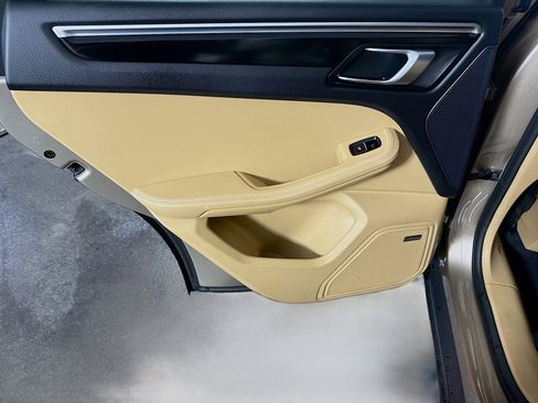 Used 2018 Porsche Macan image 25