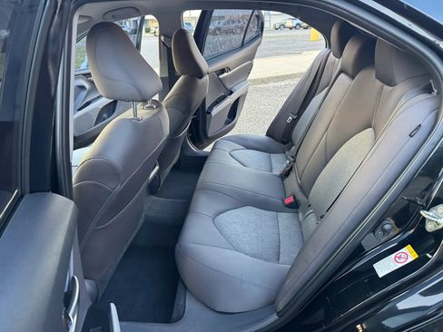 Used 2018 Toyota Camry LE FWD image 11