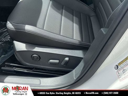Certified 2023 Volkswagen Jetta SE w/ Panoramic Sunroof Package FWD image 19