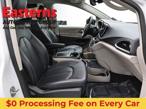 Used 2024 Chrysler Pacifica Touring-L FWD image 24