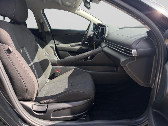 Used 2025 Hyundai Elantra SE FWD image 15