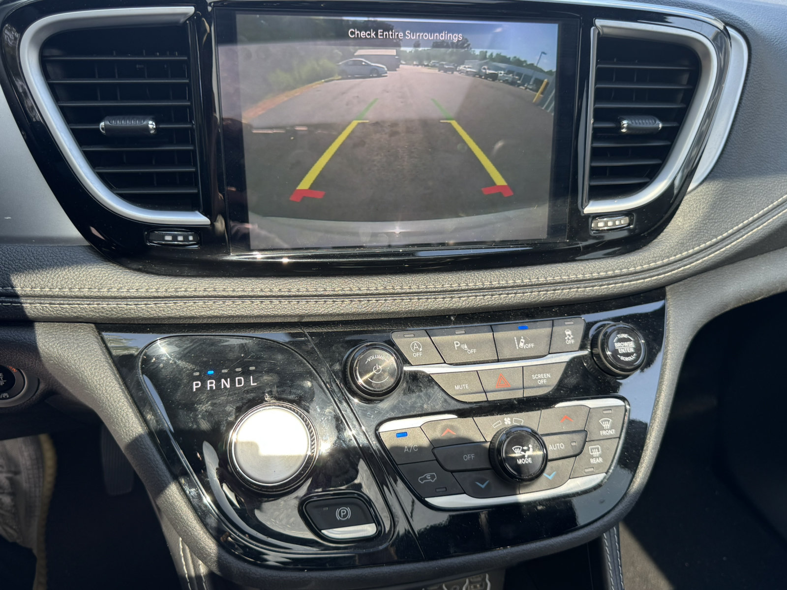 Used 2025 Chrysler Pacifica Limited FWD image 29