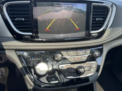 Used 2025 Chrysler Pacifica Limited FWD image 29