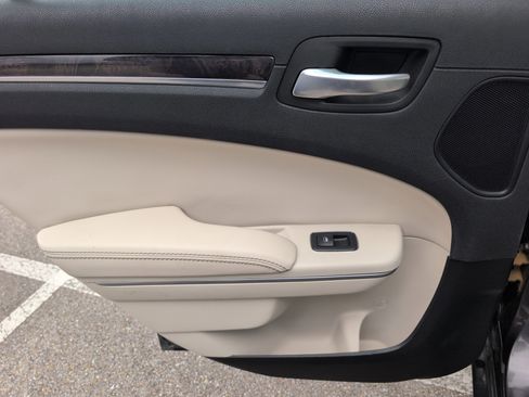 Used 2020 Chrysler 300 Limited w/ Safetytec Plus Group image 32