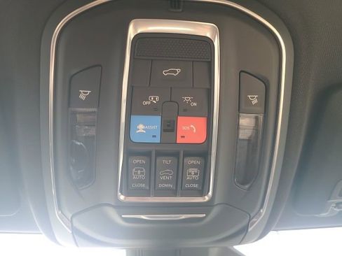 New 2025 Jeep Grand Cherokee Limited w/ Luxury Tech Group II image 15