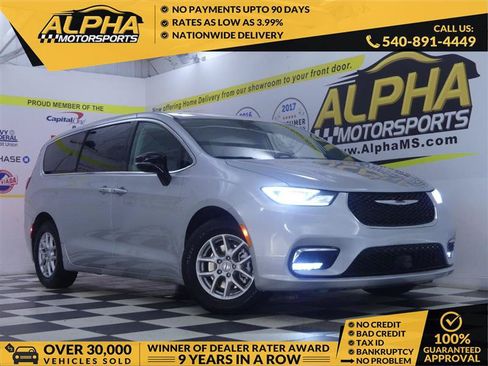 Used 2024 Chrysler Pacifica Touring-L FWD image 1