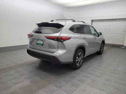 Used 2020 Toyota Highlander XLE FWD image 9