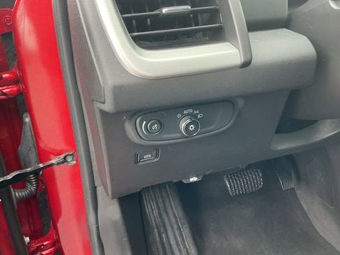 Used 2024 GMC Terrain SLE w/ Driver Convenience Package image 11