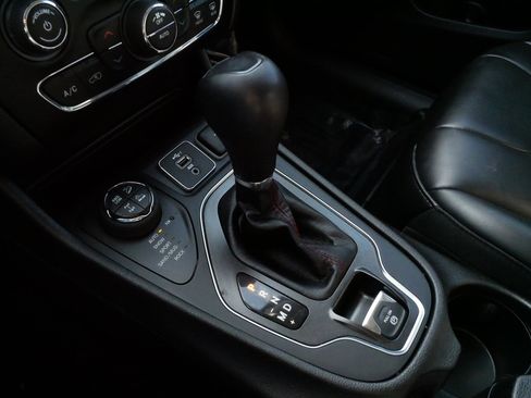 Used 2019 Jeep Cherokee Trailhawk w/ Cold Weather Group image 26