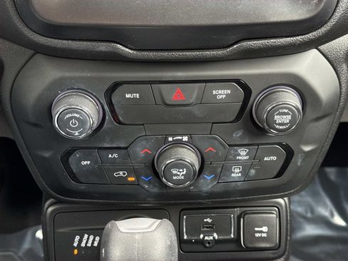 Used 2018 Jeep Renegade Latitude w/ Cold Weather Group AWD/4WD image 11