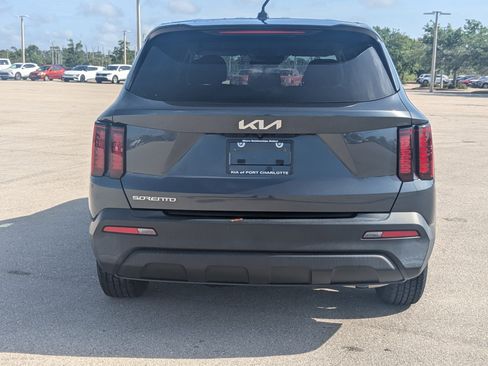 Certified 2023 Kia Sorento LX image 6