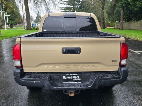 Used 2017 Toyota Tacoma TRD Off-Road image 5