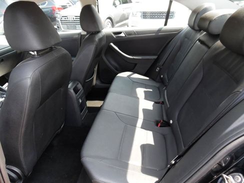 Used 2011 Volkswagen Jetta SE FWD image 18