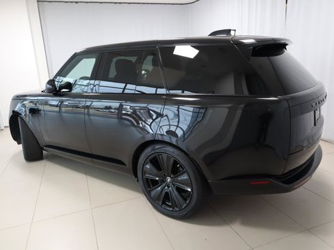 Used 2024 Land Rover Range Rover SE image 3