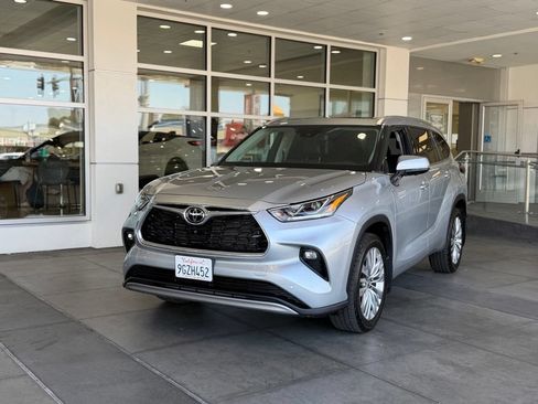 Used 2023 Toyota Highlander Platinum FWD image 2