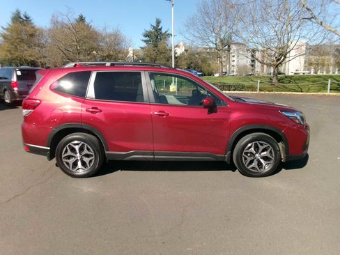 Used 2020 Subaru Forester Premium image 6